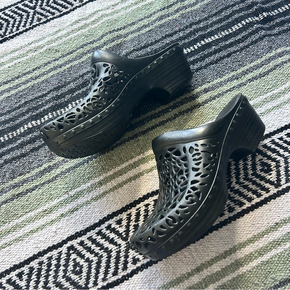 Dansko Pippa black floral cutout rubber clogs size 39 - Picture 2 of 7